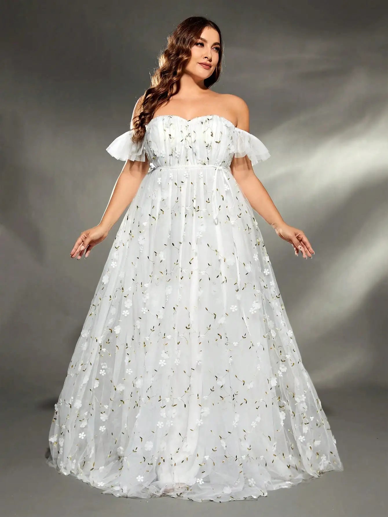 Plus size embroidered retraction mesh big swing Evening gown