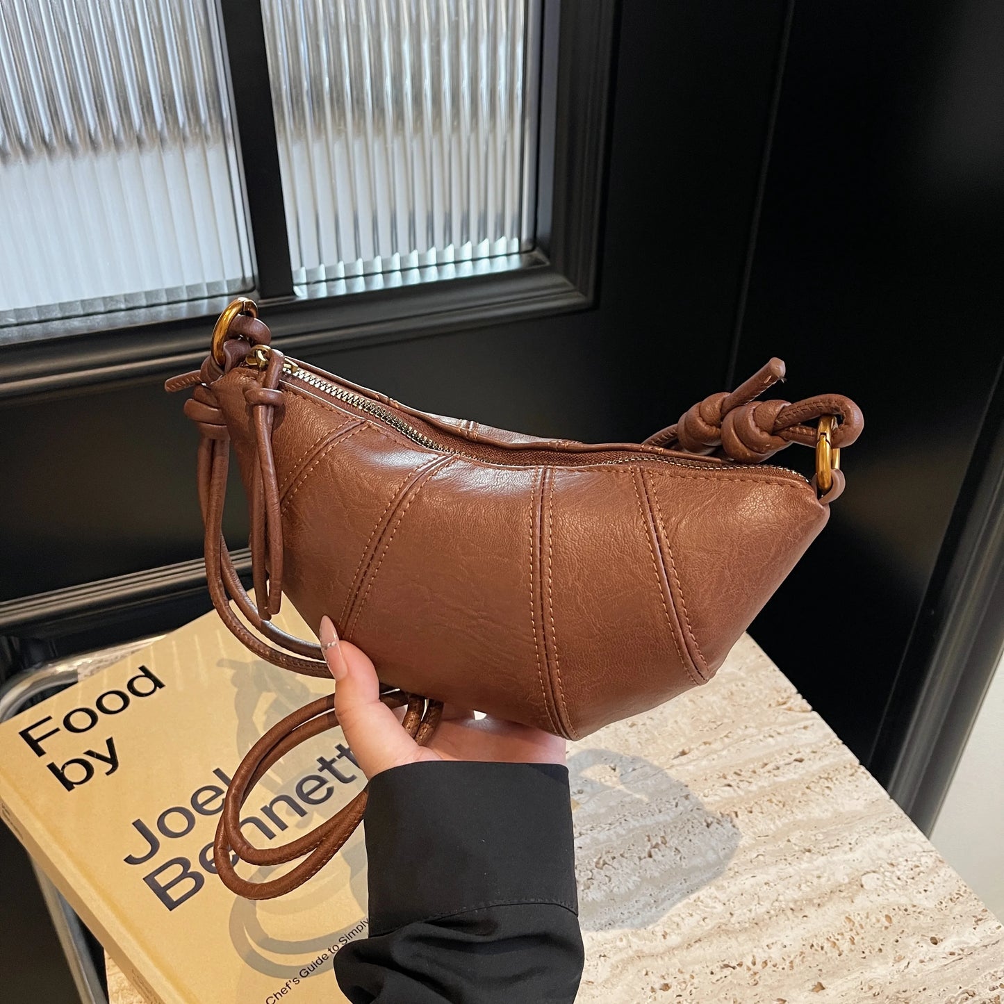 Delicate texture small dumpling messenger bag