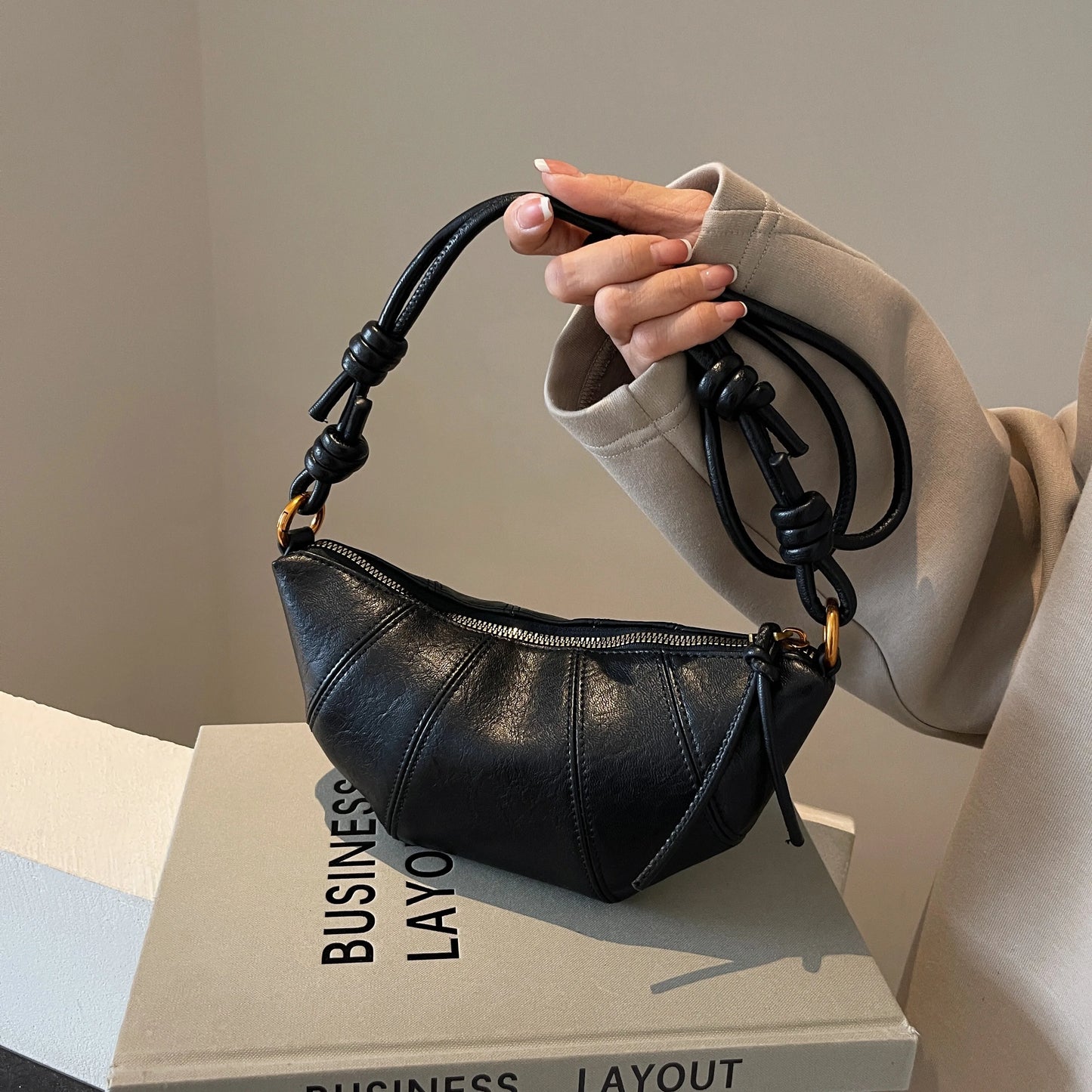 Delicate texture small dumpling messenger bag